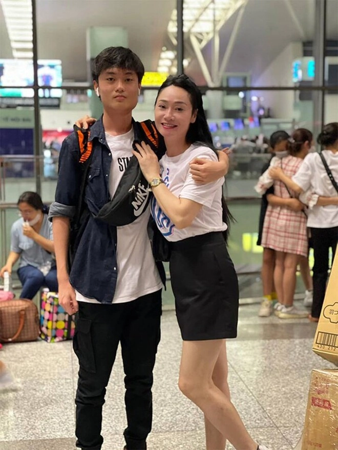 mẹ chồng phương oanh từng khóc nức nở nhắc tới gia đình nay khoe con gái từ nước ngoài về đẹp như người mẫu - 9