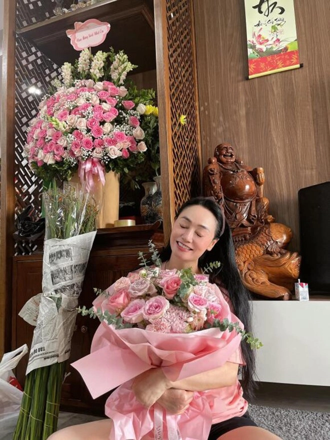 mẹ chồng phương oanh từng khóc nức nở nhắc tới gia đình nay khoe con gái từ nước ngoài về đẹp như người mẫu - 17