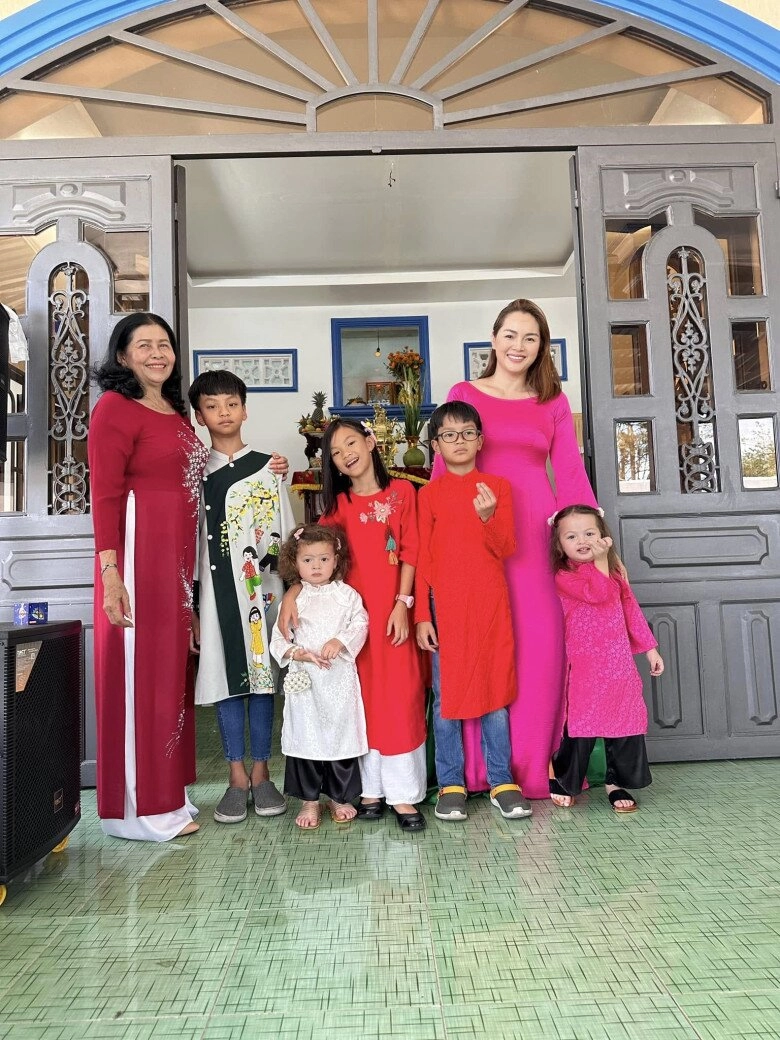 Mẹ đơn thân đông con nhất vbiz bất lực cảnh quý tử khóc đòi về với bố ruột nói làm gì có ba mà qua - 5