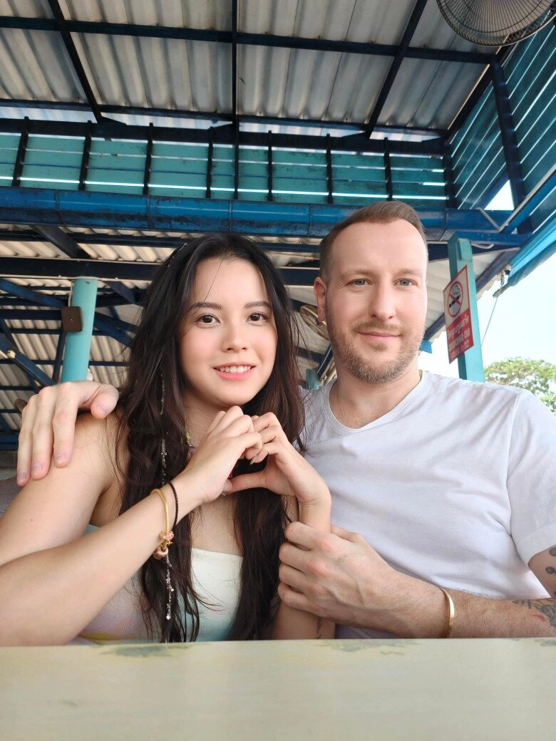 Mẹ đơn thân được trai tây quen qua mạng chuyển khoản 1 tỷ kết hôn lần 2 chỉ việc ngồi chơi còn đẻ con lai quá đẹp - 3