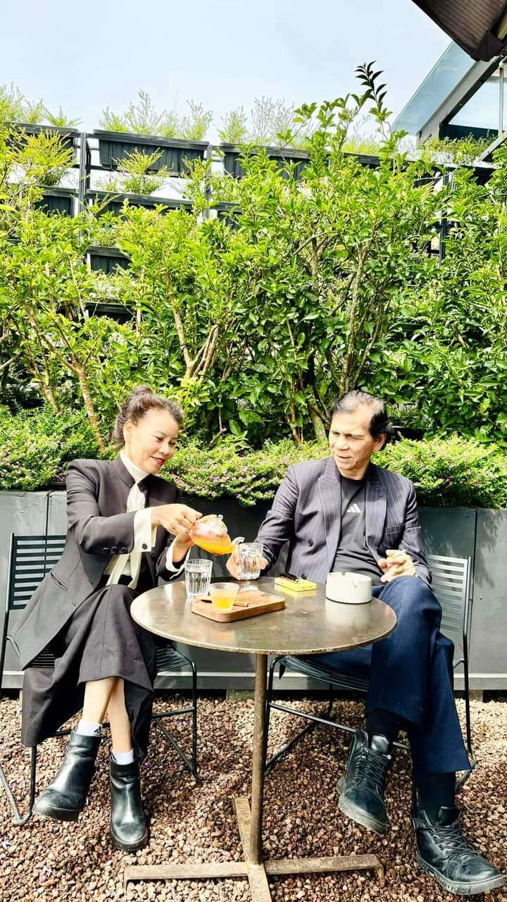 Mẹ ruột hồ ngọc hà bận chăm cháu vẫn không bỏ bê bản thân u70 lên đồ sang trọng hẹn hò quý ông lai pháp - 6