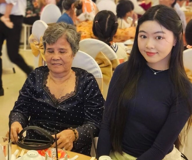 Mẹ ruột mc quyền linh viên mãn tuổi xế chiều được 2 cháu gái xinh chăm lo con trai nổi tiếng xây nhà báo hiếu - 1