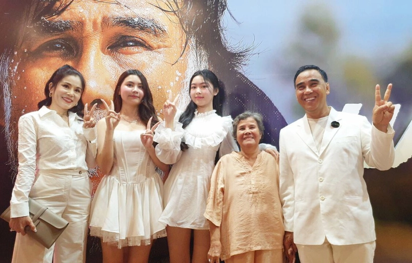 Mẹ ruột mc quyền linh viên mãn tuổi xế chiều được 2 cháu gái xinh chăm lo con trai nổi tiếng xây nhà báo hiếu - 3