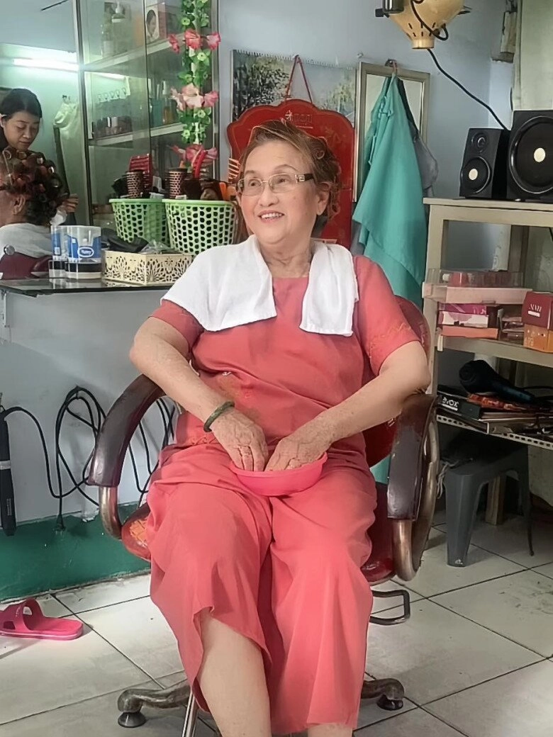 Mẹ ruột u90 của hoài linh đẹp sang trọng đối xử với con trai gần 60 tuổi như còn bé bỏng - 1