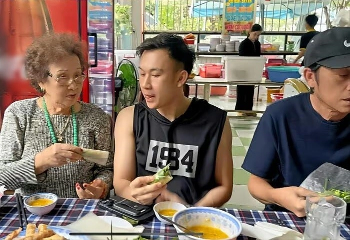 Mẹ ruột u90 của hoài linh đẹp sang trọng đối xử với con trai gần 60 tuổi như còn bé bỏng - 7