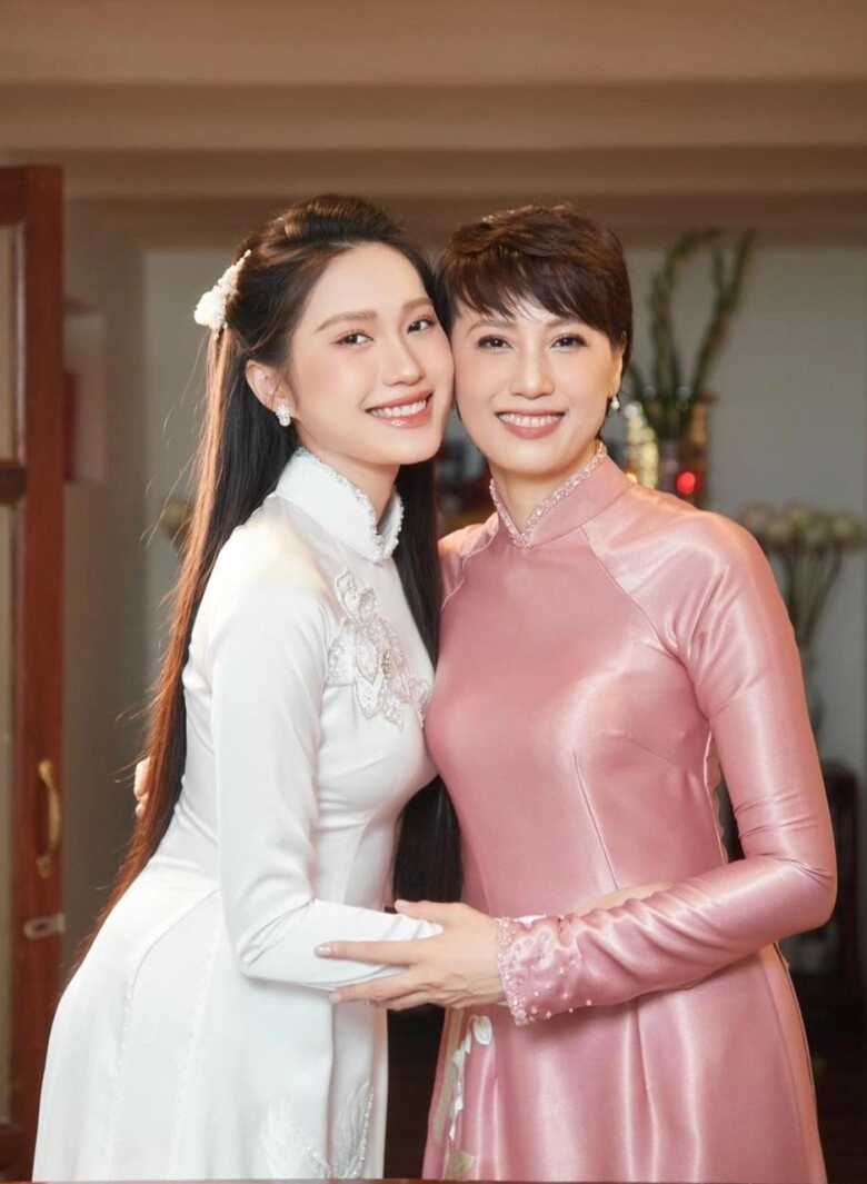 Mẹ vợ bùi tiến dũng được khen đẹp nhất thế giới mẹ vợ đoàn văn hậu u50 nóng bỏng không kém con gái - 1
