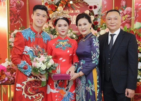 Mẹ vợ bùi tiến dũng được khen đẹp nhất thế giới mẹ vợ đoàn văn hậu u50 nóng bỏng không kém con gái - 15