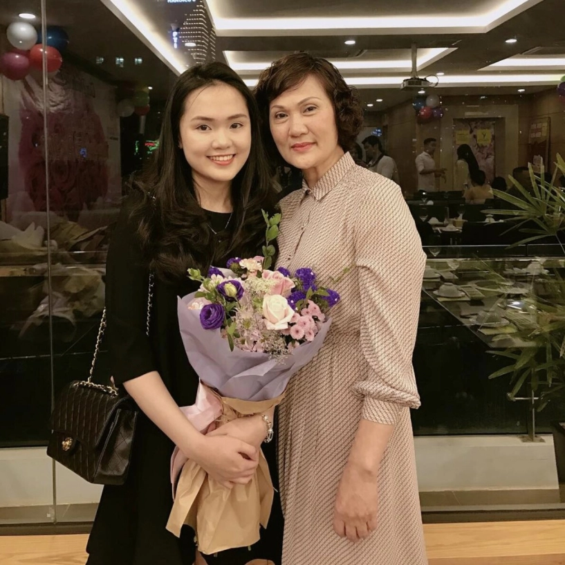 Mẹ vợ bùi tiến dũng được khen đẹp nhất thế giới mẹ vợ đoàn văn hậu u50 nóng bỏng không kém con gái - 16