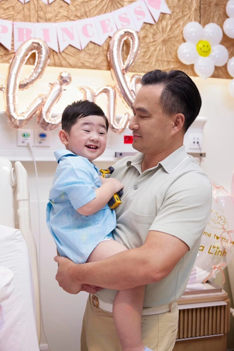Mẹ vợ chi bảo trẻ đẹp đứng cạnh con rể u60 chờ bế cháu lý thùy chang chia sẻ bầu 2 con đều nhờ ivf - 4