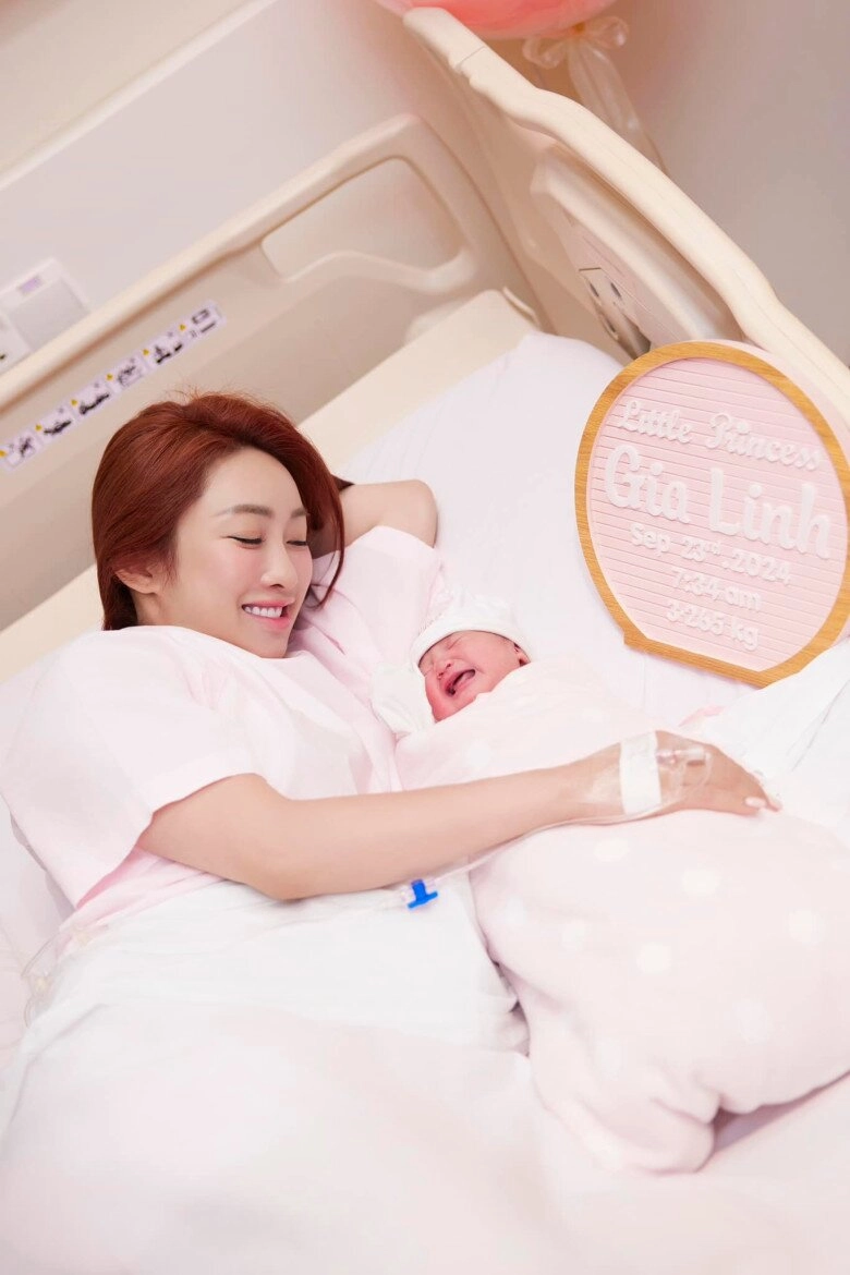 Mẹ vợ chi bảo trẻ đẹp đứng cạnh con rể u60 chờ bế cháu lý thùy chang chia sẻ bầu 2 con đều nhờ ivf - 7