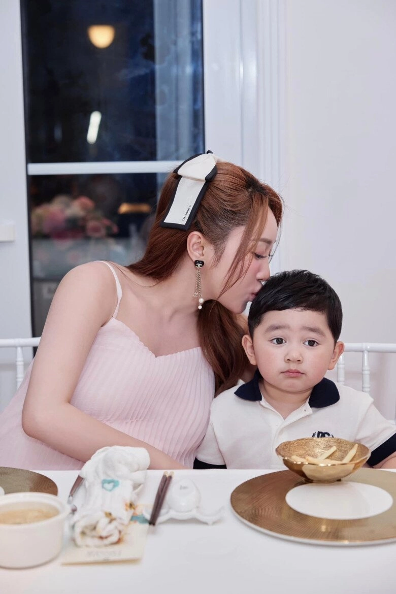 Mẹ vợ chi bảo trẻ đẹp đứng cạnh con rể u60 chờ bế cháu lý thùy chang chia sẻ bầu 2 con đều nhờ ivf - 13