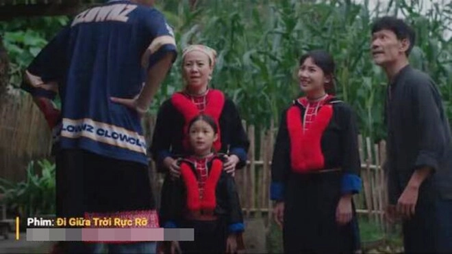 mẹ vợ con trai vân dung lấy chồng năm 19 tuổi ly hôn ôm con đi cùng chiếc xe máy - 2