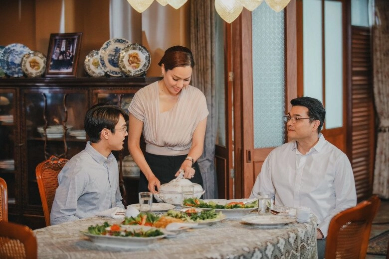 Mẹ vợ đưa cho giỏ hoa quả để tôi về thăm mẹ ốm thấy thứ dưới đáy giỏ tôi sững sờ - 2