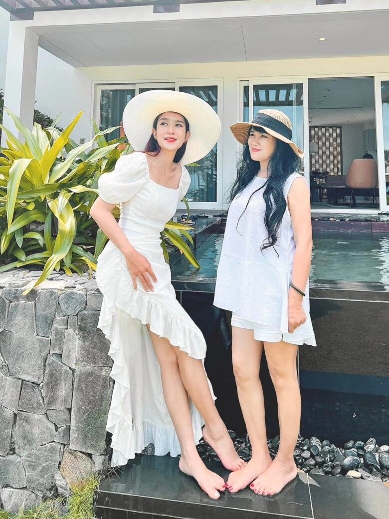 Mẹ vợ lý hải chỉ hơn con rể 10 tuổi ngoại hình trẻ trung ở tuổi xế chiều bị nhầm là chị của minh hà - 5