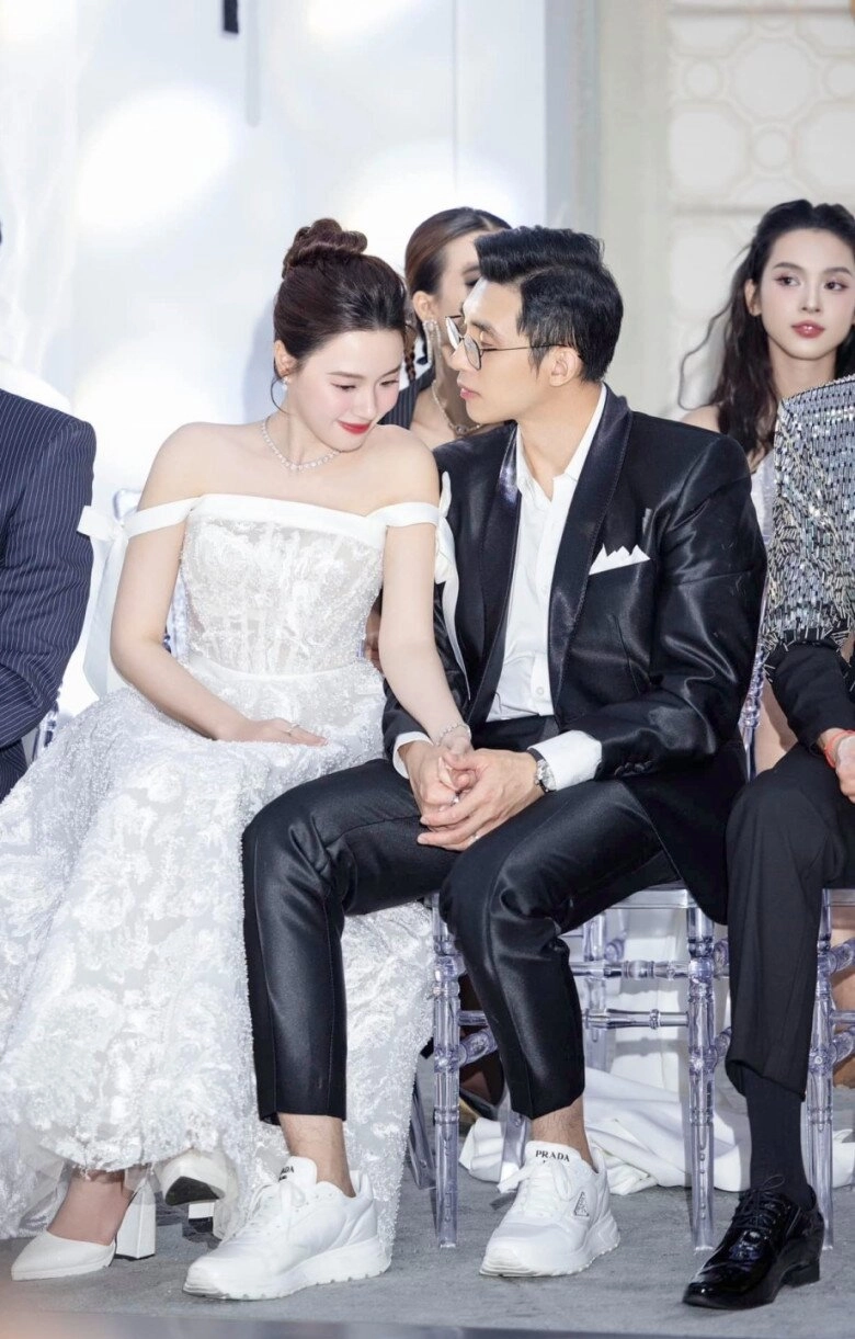 Midu - hồ ngọc hà được xin vía chọn chồng minh đạt và kim lý đều sở hữu bờ vai cuồn cuộn lại chiều vợ - 4