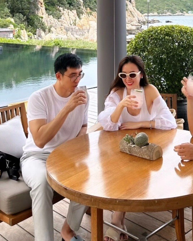 Midu khoe tấm lưng trần vạm vỡ của ông xã khiến dân tình xuýt xoa thiếu gia minh đạt như bước ra từ tiểu thuyết - 3