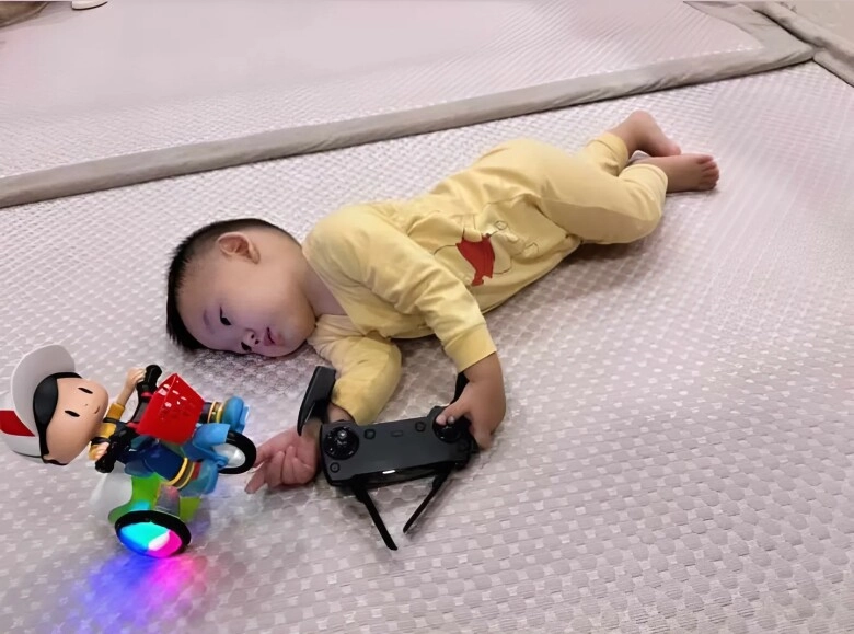Minh hằng đi làm để con trai ở nhà cho chồng đại gia chăm quý tử ôm đồ chơi nằm mòn mỏi đợi mẹ về - 1