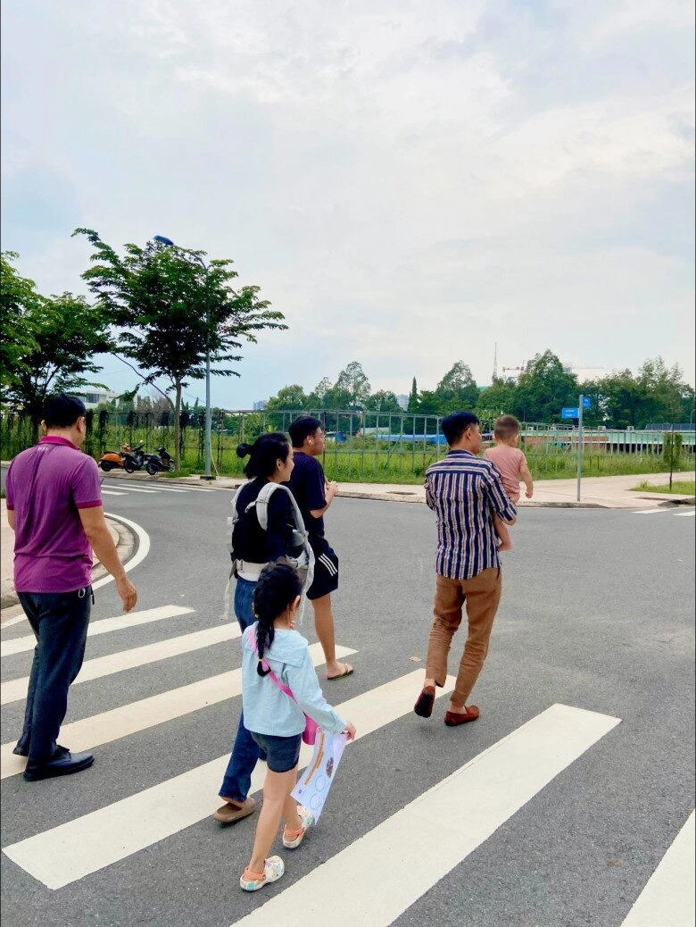 Minh hằng đi làm để con trai ở nhà cho chồng đại gia chăm quý tử ôm đồ chơi nằm mòn mỏi đợi mẹ về - 5