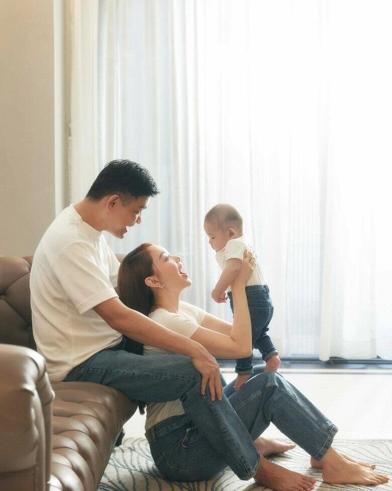Minh hằng đi làm để con trai ở nhà cho chồng đại gia chăm quý tử ôm đồ chơi nằm mòn mỏi đợi mẹ về - 7