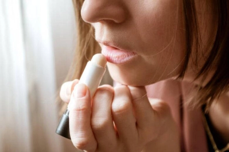 Môi khô khốc tróc vẩy làm đúng 3 việc này hiệu quả hơn thoa 10 lần son dưỡng môi - 1