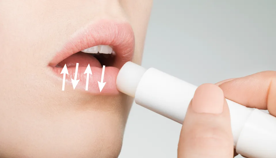 Môi khô khốc tróc vẩy làm đúng 3 việc này hiệu quả hơn thoa 10 lần son dưỡng môi - 3