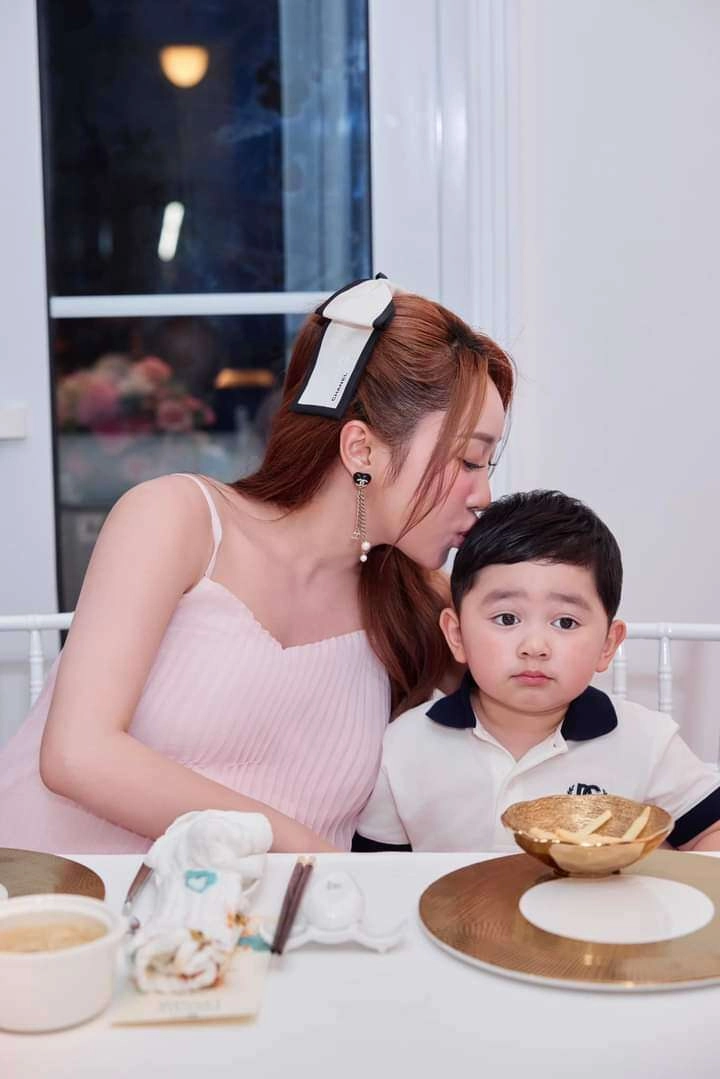 Mối quan hệ của sao việt với người cũ của chồng lý thuỳ chang đưa vợ cũ chi bảo đi làm đẹp - 5