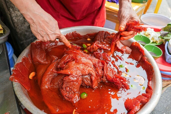 Món ăn lề đường hot nhất thủ đô hiện tại dân tình đổ xô đi ăn món sashimi việt nam - 1