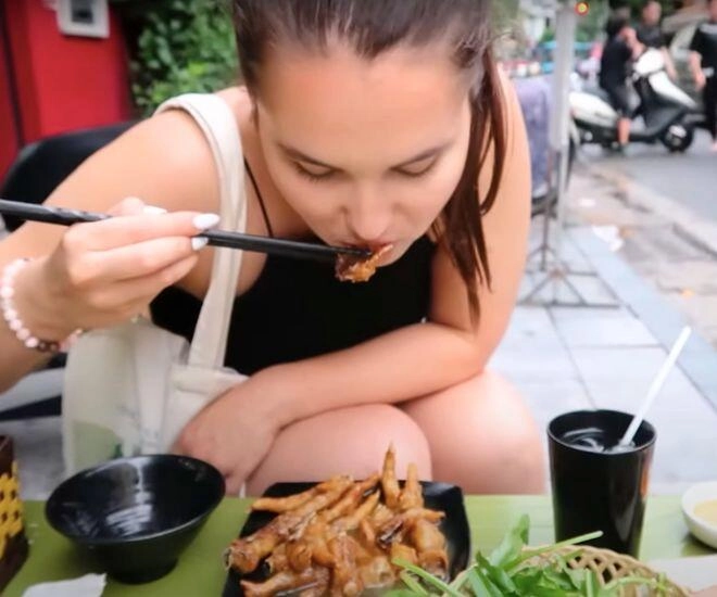 Món ăn vặt hà nội từng khiến cô gái hungary mê mẩn bày tỏ nếu tôi phải lên mặt trăng đây sẽ là thứ tôi mang theo - 1