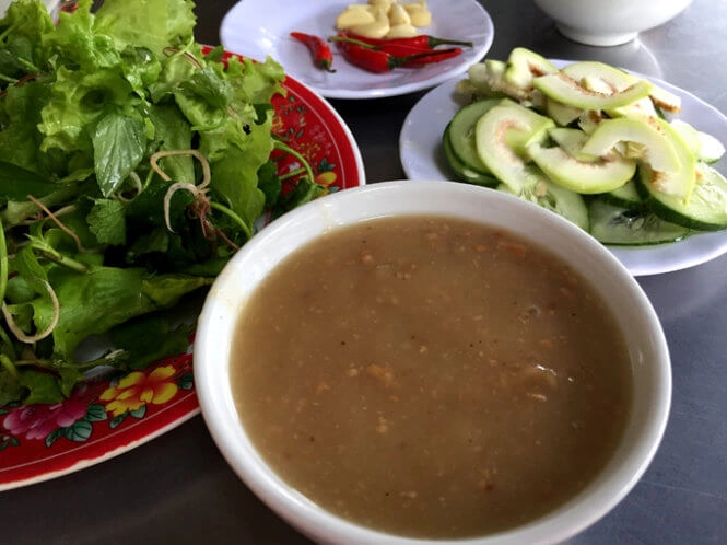 Món bánh đặc sản xứ huế nghe tên đã thấy khoái phải ăn cùng nước chấm 10 loại gia vị mới chuẩn bài - 3
