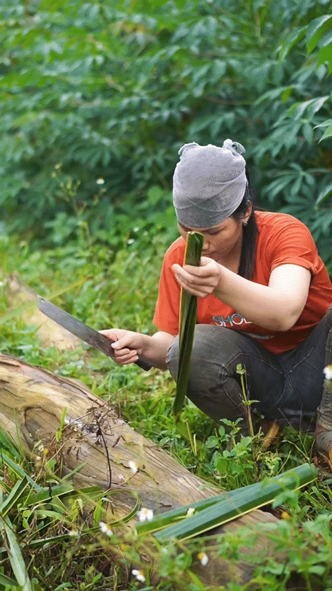 Món bánh màu đen khách giật mình vì tên nhạy cảm nhưng ăn lại mê - 5