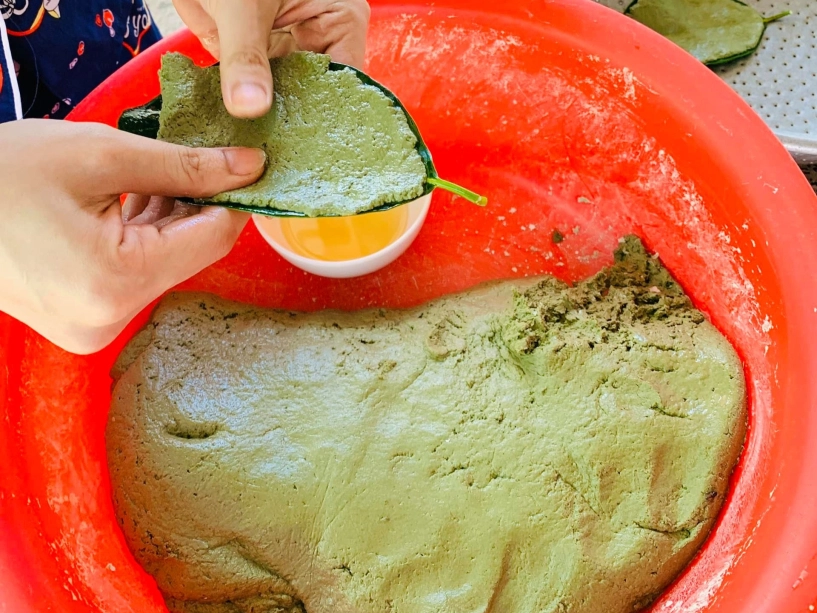 Món bánh màu đen khách giật mình vì tên nhạy cảm nhưng ăn lại mê - 6