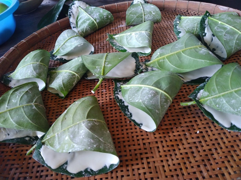 Món bánh màu đen khách giật mình vì tên nhạy cảm nhưng ăn lại mê - 7