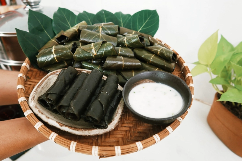 Món bánh màu đen khách giật mình vì tên nhạy cảm nhưng ăn lại mê - 8