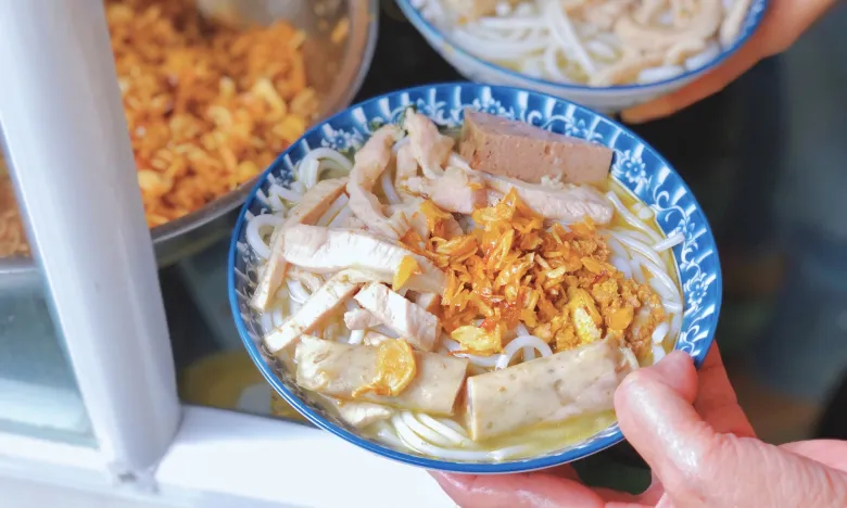 Món bún đặc sản chỉ có ở hà nội phải ngồi vỉa hè ăn mới ngon quán nào cũng luôn kín chỗ chỉ bán vài tiếng là hết - 1