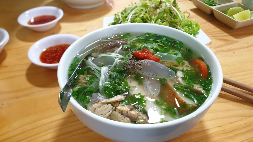 Món bún đặc sản nha trang có nguyên liệu quen thuộc biến tấu đa dạng quán đông khách nhờ bí quyết nặn chả bằng tay - 1