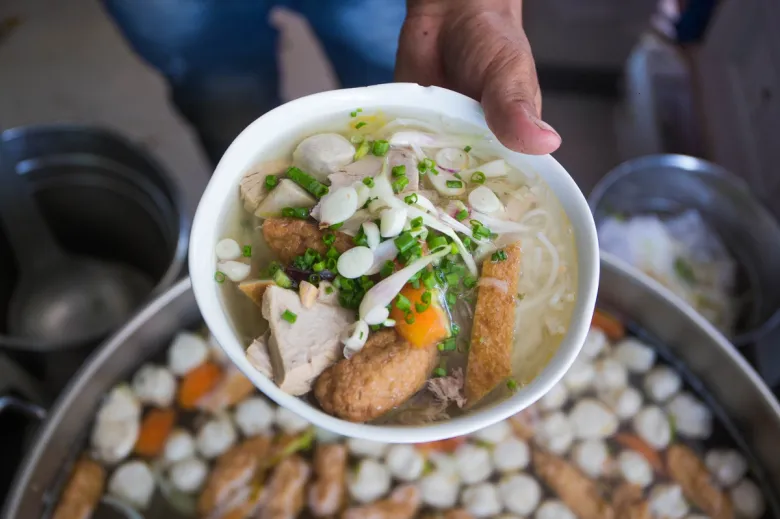 Món bún đặc sản nha trang có nguyên liệu quen thuộc biến tấu đa dạng quán đông khách nhờ bí quyết nặn chả bằng tay - 5