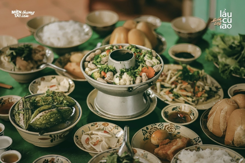 Món đặc sản trong mâm cỗ ở miền tây màu sắc rực rỡ nấu bằng nồi đặc biệt - 1