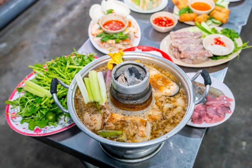 Món đặc sản trong mâm cỗ ở miền tây màu sắc rực rỡ nấu bằng nồi đặc biệt - 2