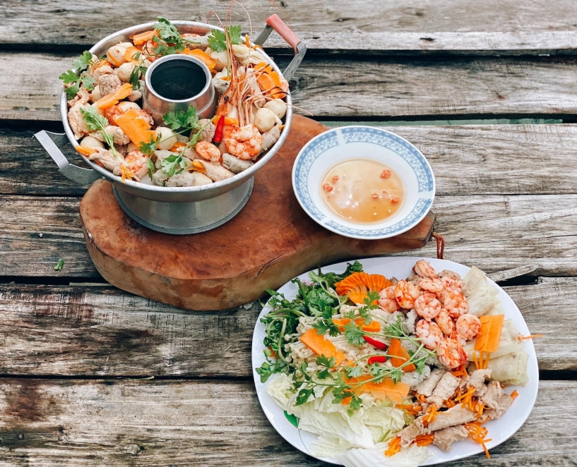 Món đặc sản trong mâm cỗ ở miền tây màu sắc rực rỡ nấu bằng nồi đặc biệt - 3