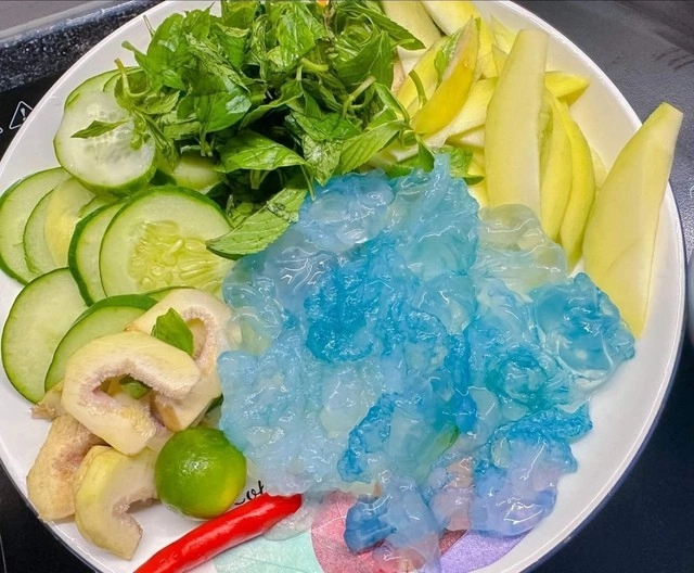Món giải nhiệt mùa hè được mệnh danh là sashimi xứ huế nhìn thấy ghê mà ăn siêu cuốn càng bán vỉa hè càng đông khách - 2