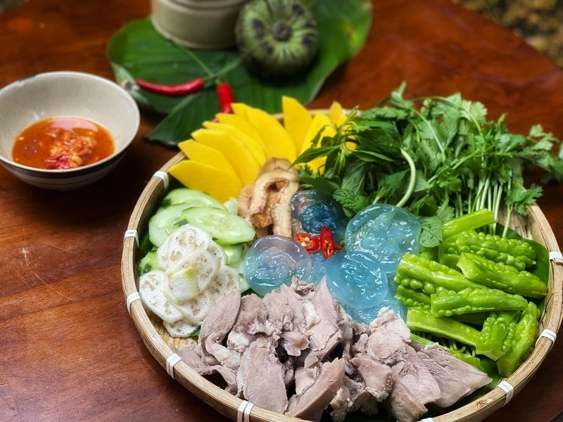 Món giải nhiệt mùa hè được mệnh danh là sashimi xứ huế nhìn thấy ghê mà ăn siêu cuốn càng bán vỉa hè càng đông khách - 4