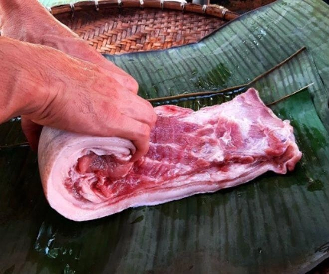 Món giò giải ngấy độc lạ chỉ có ở thái bình làm từ thịt lợn nguyên tảng phải đặt trước hàng tuần mới có - 1