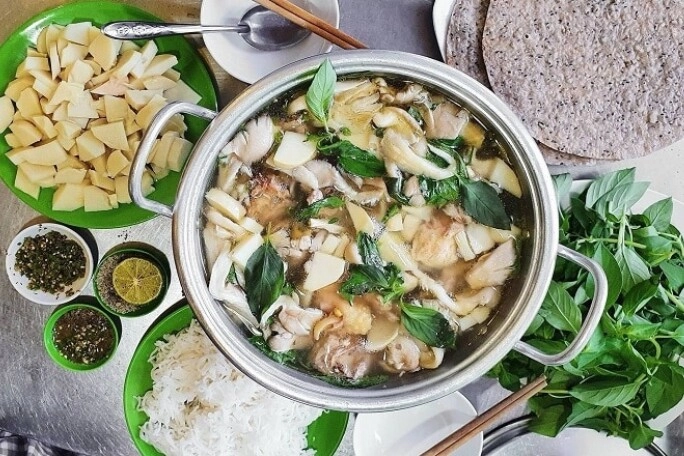 Món lẩu đặc sản không ai không biết ở đà lạt nổi tiếng nhờ thêm vào loại lá dại thơm ngon - 1
