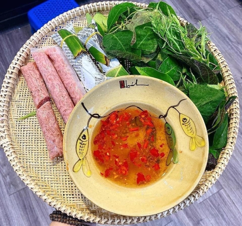 Món nem chua hải phòng phủ sóng hà nội thực khách mê mẩn bởi hương vị lạ đắt gấp đôi vẫn xếp hàng chờ mua - 1