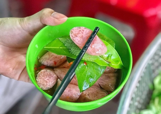 Món nem chua hải phòng phủ sóng hà nội thực khách mê mẩn bởi hương vị lạ đắt gấp đôi vẫn xếp hàng chờ mua - 2