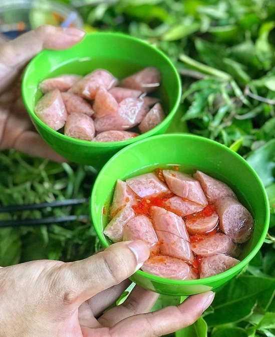 Món nem chua hải phòng phủ sóng hà nội thực khách mê mẩn bởi hương vị lạ đắt gấp đôi vẫn xếp hàng chờ mua - 3