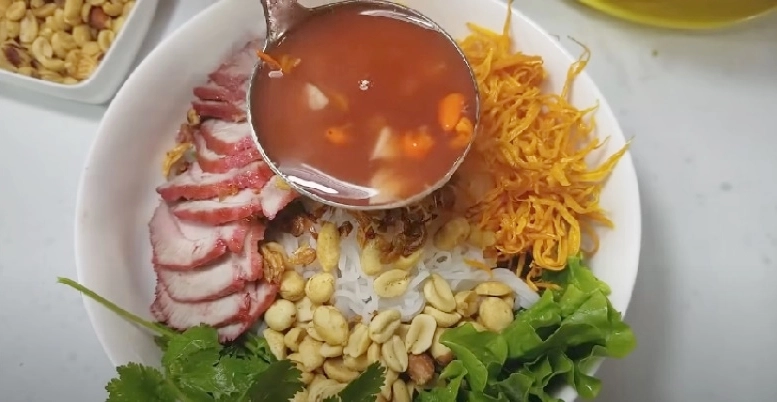 Món phở đặc biệt xứ lạng hồn cốt nằm ở loại nước xốt thần thánh cách ăn trộn như gỏi nộm - 4
