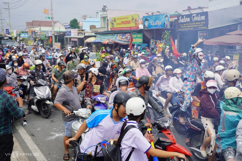mưa bột mì ở lễ hội làm chay dù bị cấm - 1