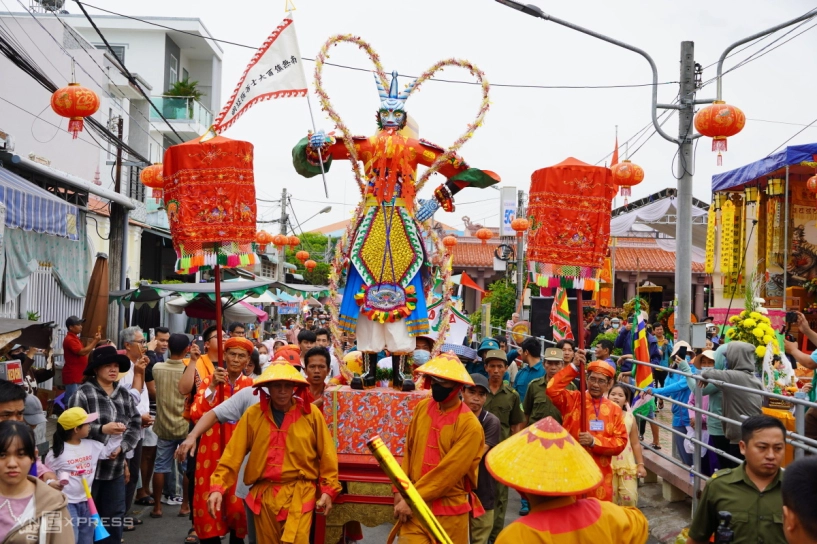 mưa bột mì ở lễ hội làm chay dù bị cấm - 2