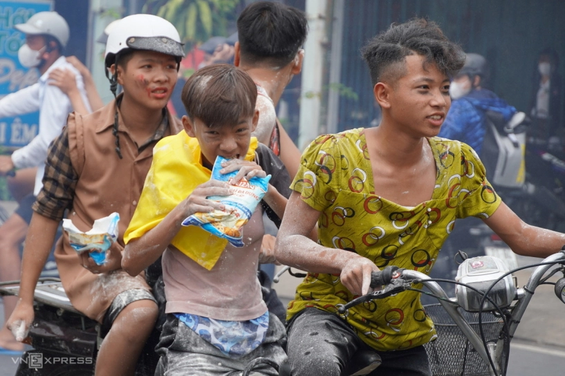 mưa bột mì ở lễ hội làm chay dù bị cấm - 3